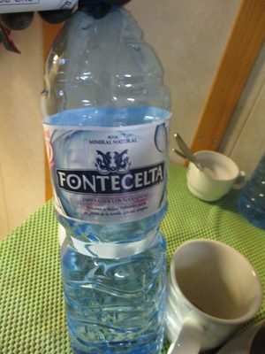 Agua mineral natural